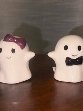 NWT Cracker Barrel Mini Ghost Bow Tie And Hairbow Salt & Pepper Shaker Set